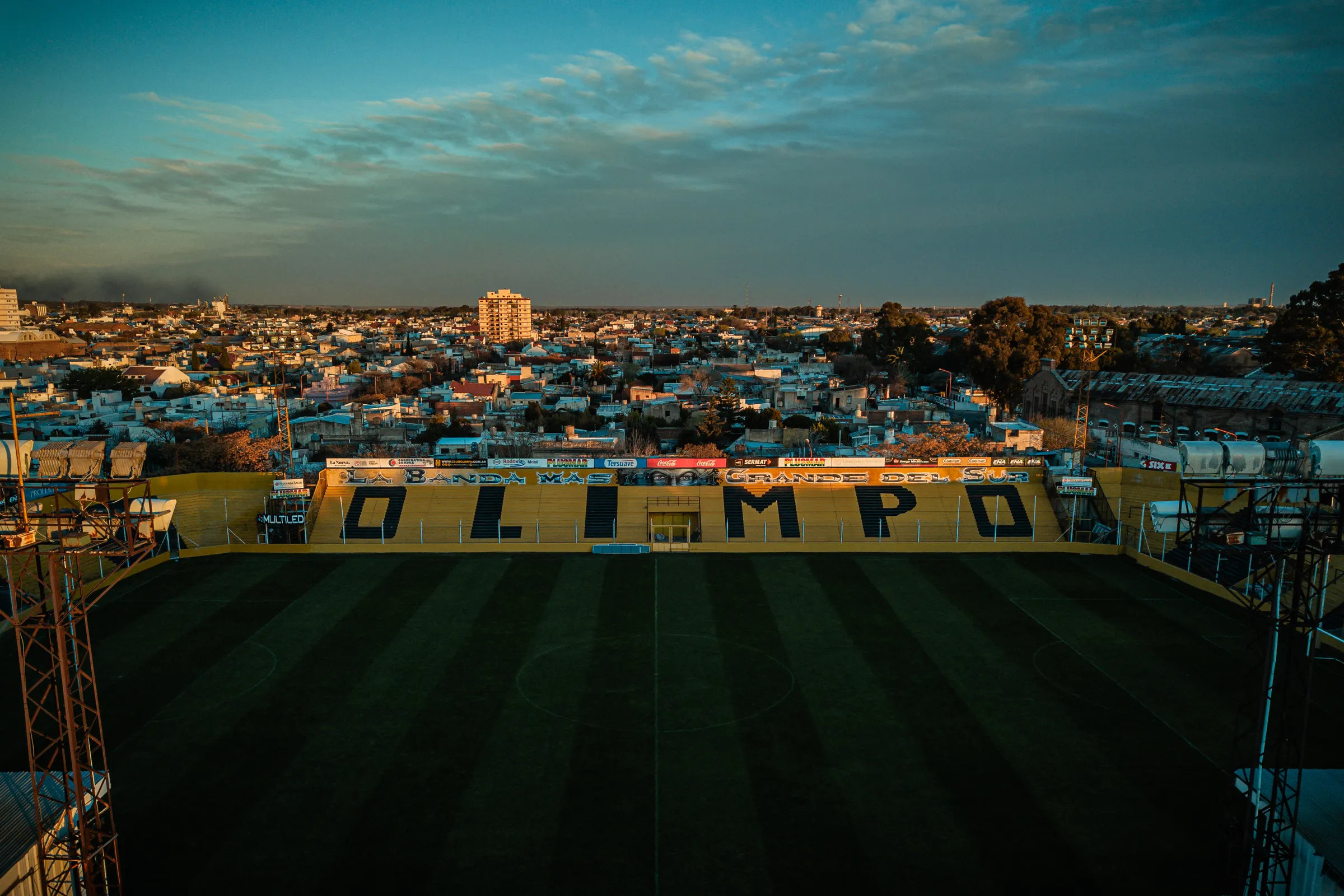 Estadio Roberto Carminatti al atardecer